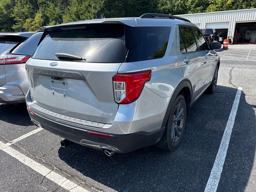 2024 Silver Metallic Ford Explorer XLT 4X4 SUV