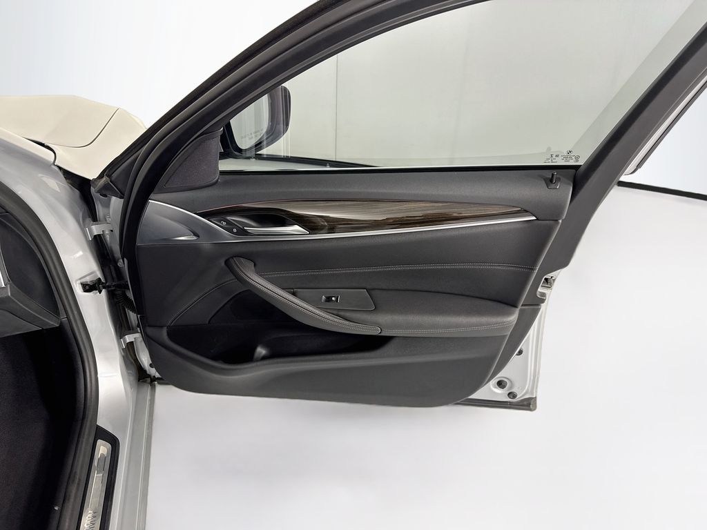 Thumbnail: 2021 BMW 5 Series - 25