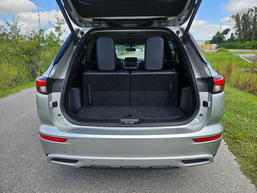 Thumbnail: 2023 Mitsubishi Outlander - 10