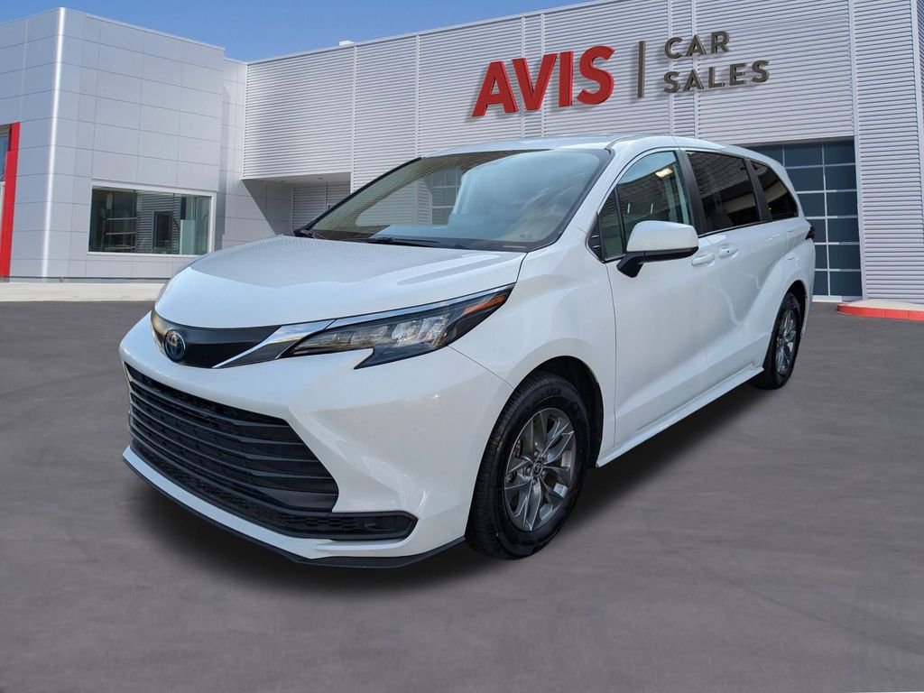 2024 Toyota Sienna LE 8-Passenger FWD