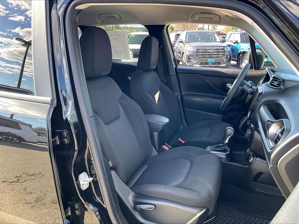 2023 Jeep Renegade — photo 10