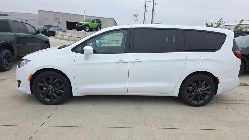 Used 2020 Chrysler Pacifica Touring with VIN 2C4RC1FGXLR150443 for sale in Kansas City