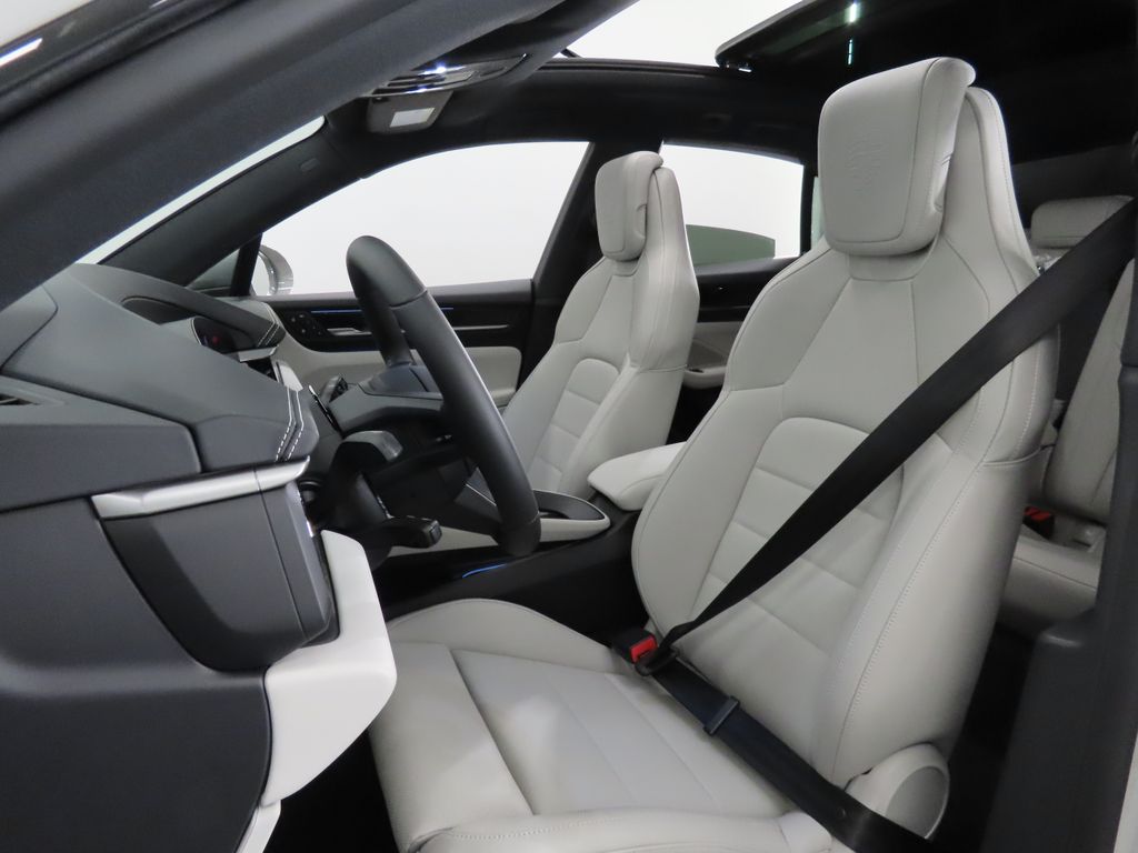 Thumbnail: 2026 Porsche Macan - 5