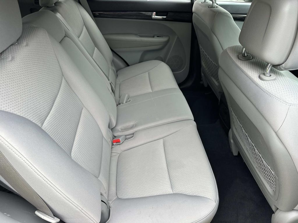 Thumbnail: 2011 Kia Sorento - 22