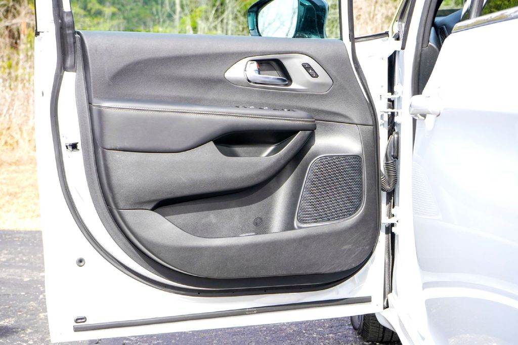 Used Car 2025 Chrysler Pacifica  Select For Sale Under $30,000 In Taylor, Texas