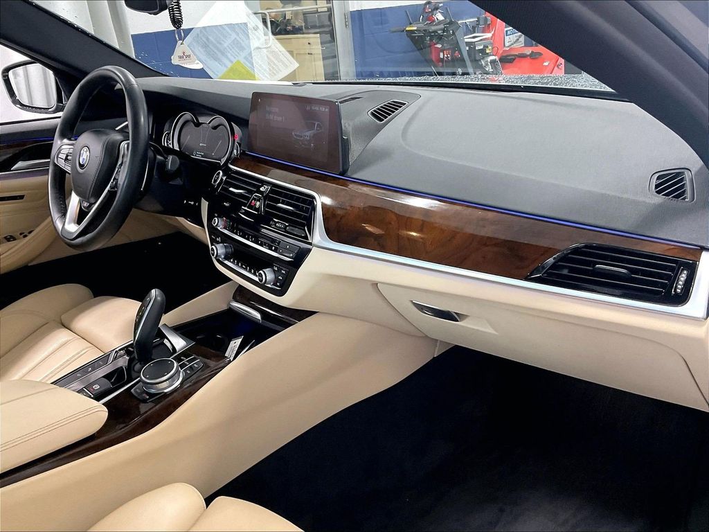 2019 BMW 5 Series — photo 14