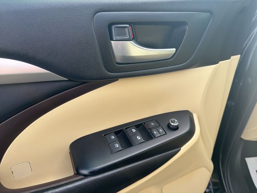 Thumbnail: 2017 Toyota Highlander - 28