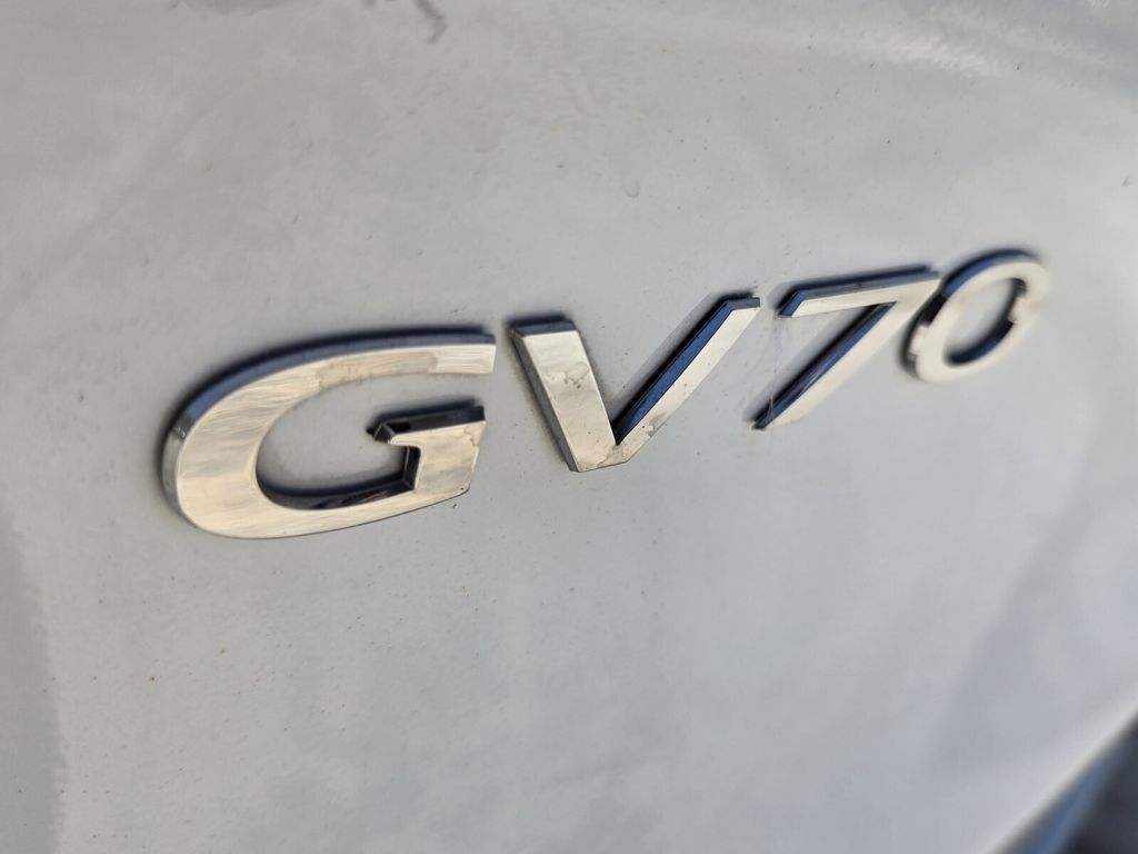 2022 Genesis Gv70 - $35,698