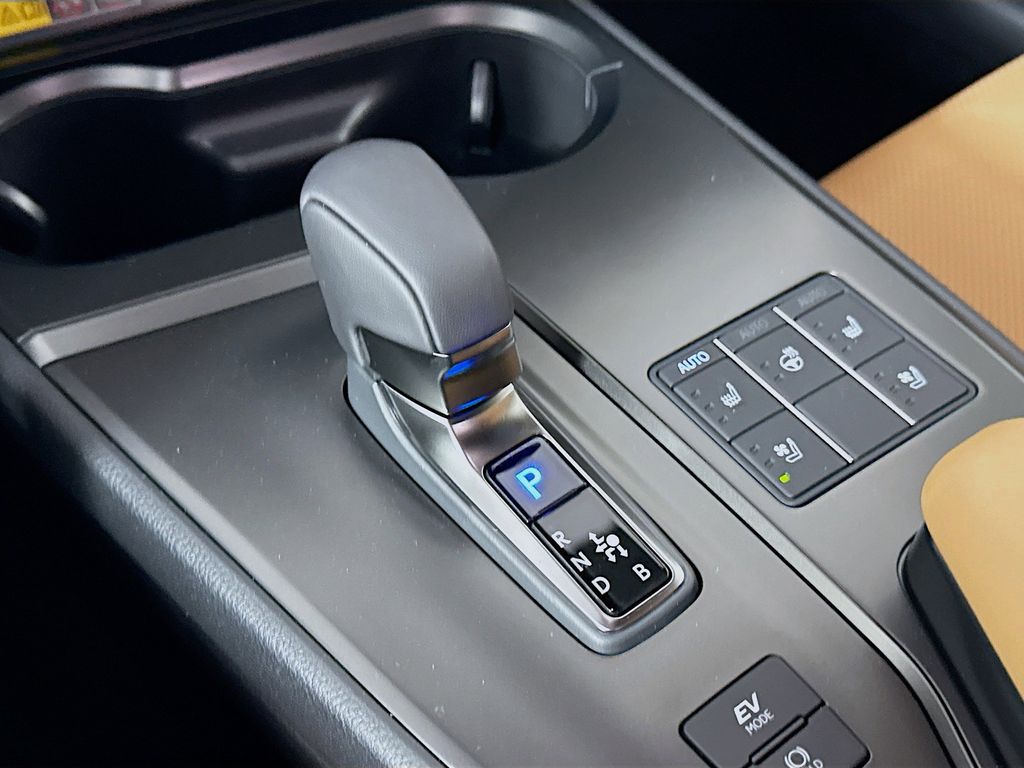 Thumbnail: 2025 Lexus UX - 15