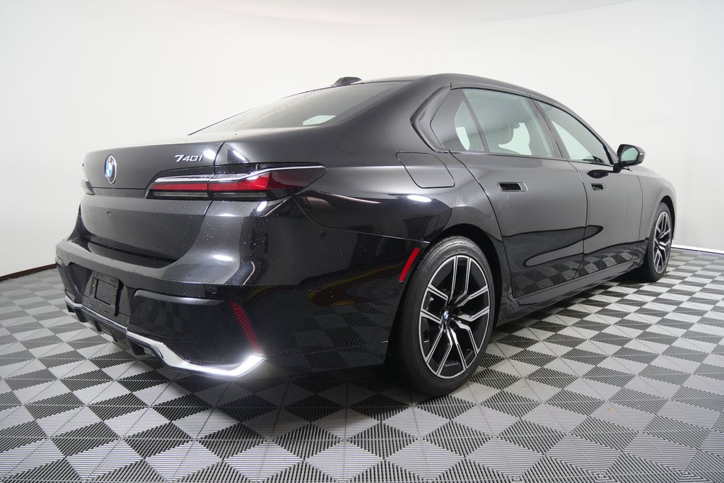 Thumbnail: 2024 BMW 7 Series - 3