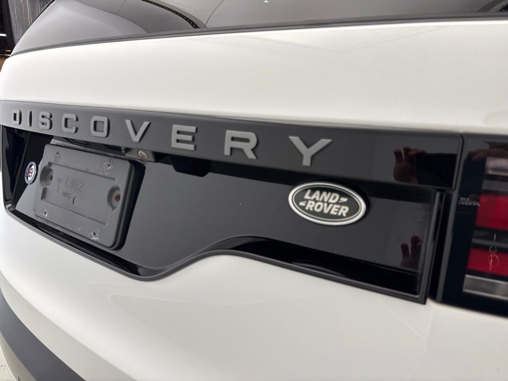 Thumbnail: 2023 Land Rover Discovery - 12
