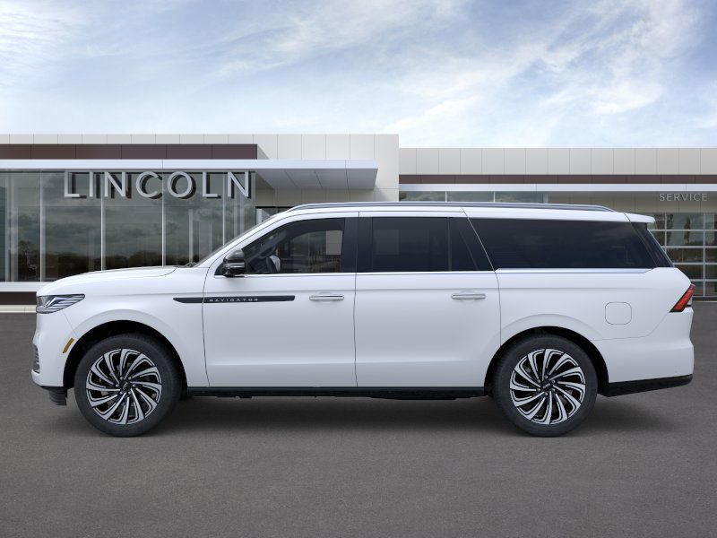 Thumbnail: 2025 Lincoln Navigator L - 3