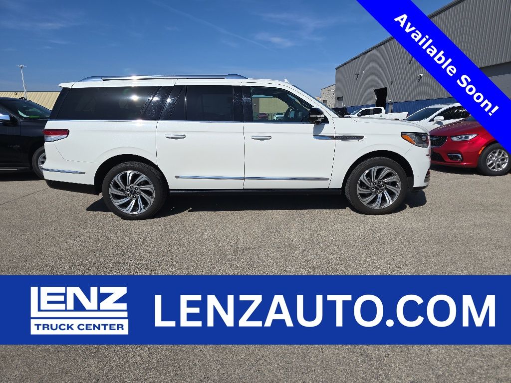 Pristine White Metallic Tri-Coat 2022 Lincoln Navigator L Reserve 4WD SUV / Crossover Four-Wheel Drive Automatic