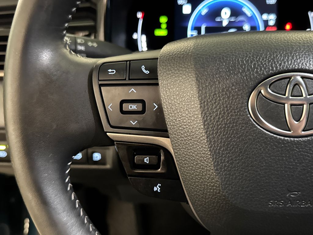 Certified Used 2025  Toyota SE image 19