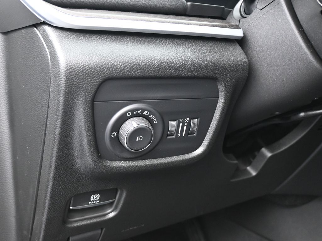 New 2026 Diamond Black Crystal Pearlcoat Jeep Limited image 15