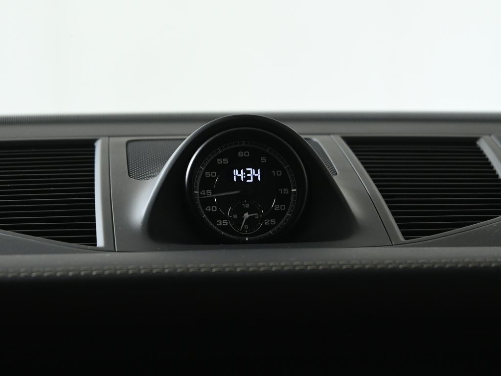 Thumbnail: 2025 Porsche Macan - 21