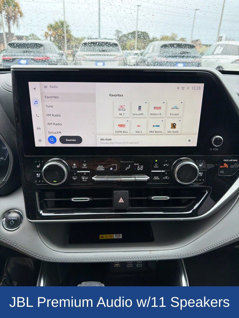 2023 Toyota Highlander Hybrid Platinum