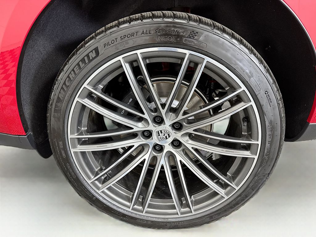 Thumbnail: 2026 Porsche Macan - 32