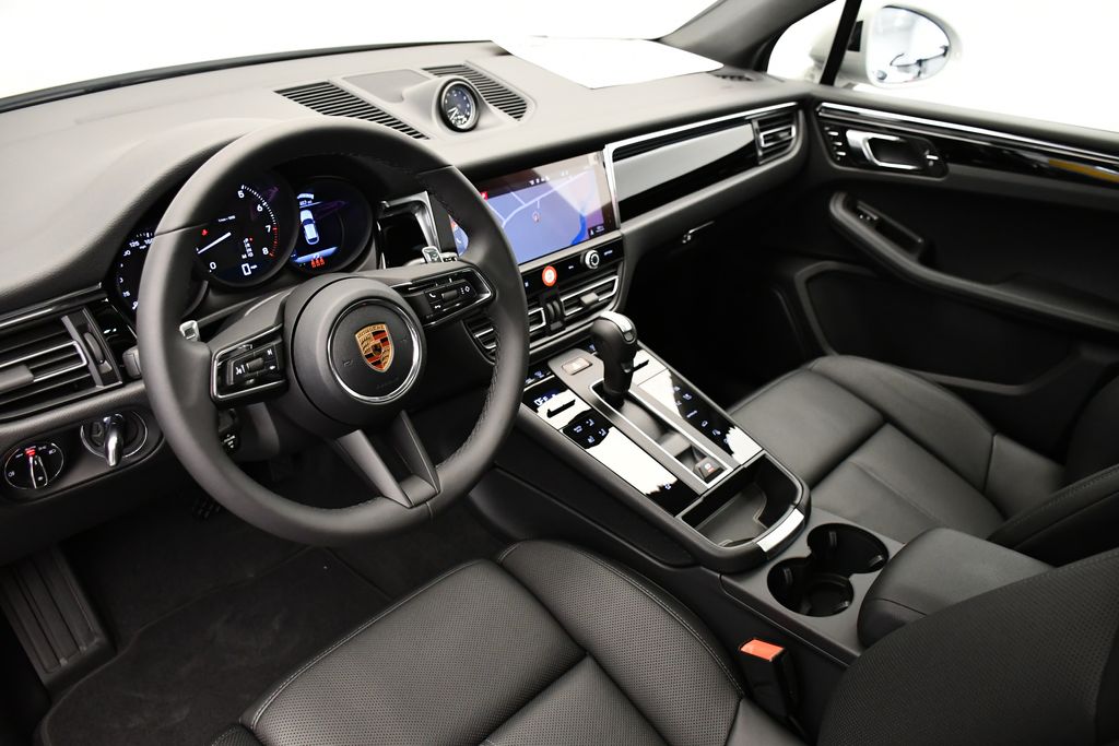 Thumbnail: 2026 Porsche Macan - 4