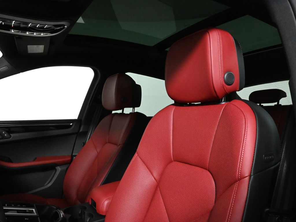 Thumbnail: 2026 Porsche Macan - 16