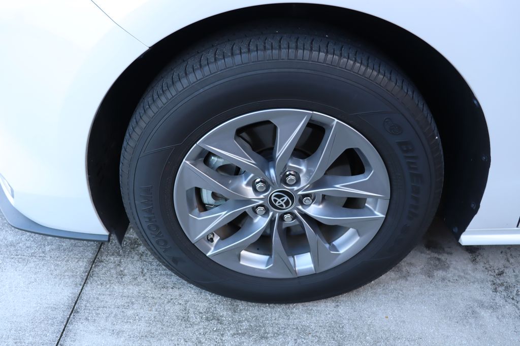 Thumbnail: 2023 Toyota Sienna - 4