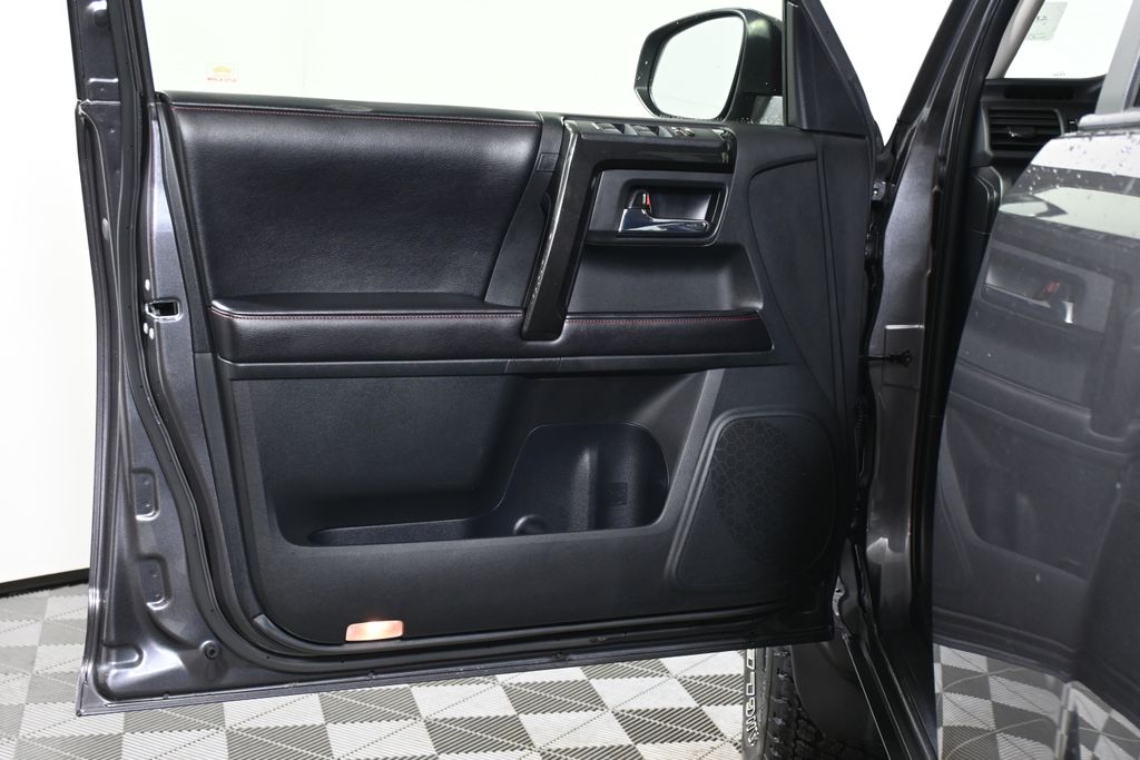 Thumbnail: 2016 Toyota 4Runner - 29