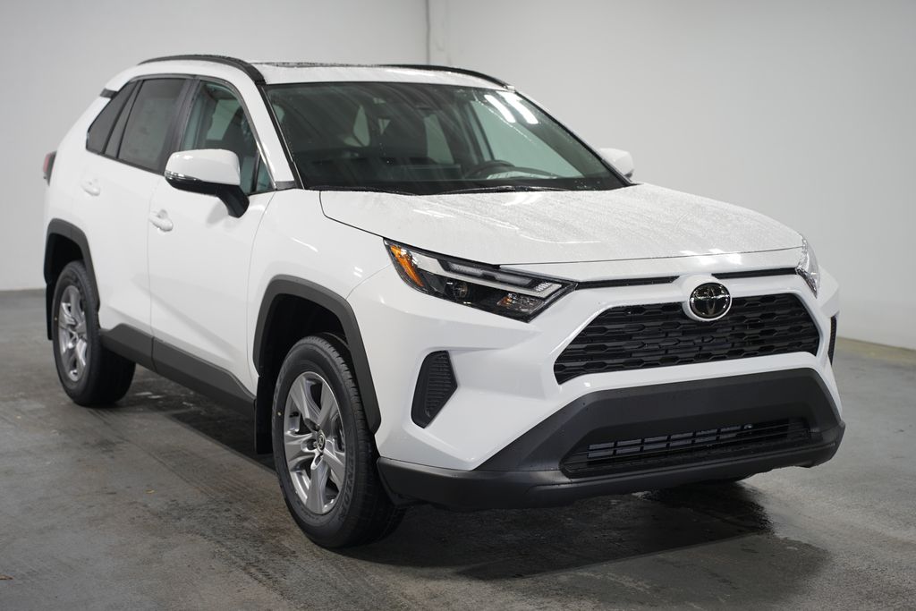 2025 Toyota RAV4 XLE 3