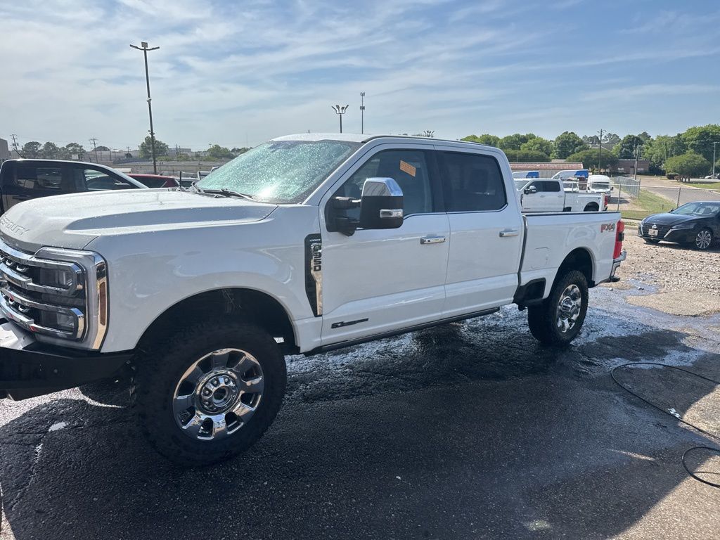 2025 Star White Metallic Tri-Coat Ford Super Duty F-350 SRW Lariat 4X4 Truck
