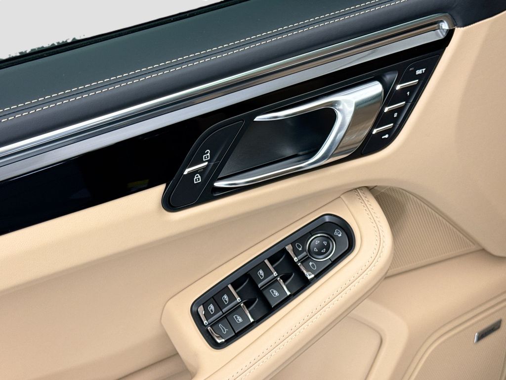 Thumbnail: 2026 Porsche Macan - 23