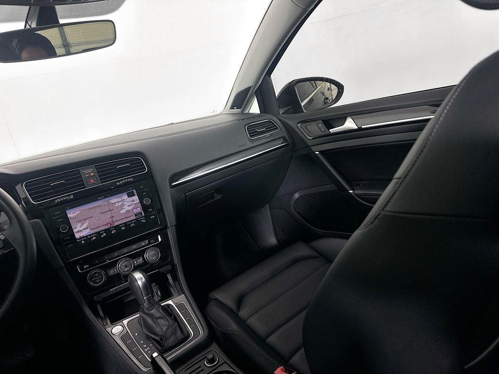 Thumbnail: 2018 Volkswagen e-Golf - 24