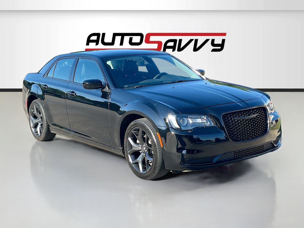 2023 Chrysler 300 Touring's photo