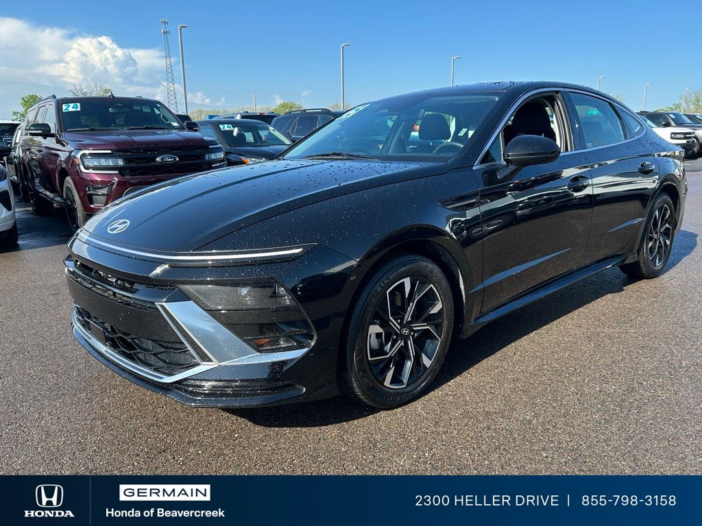 Used 2025 Black Hyundai SEL image 3