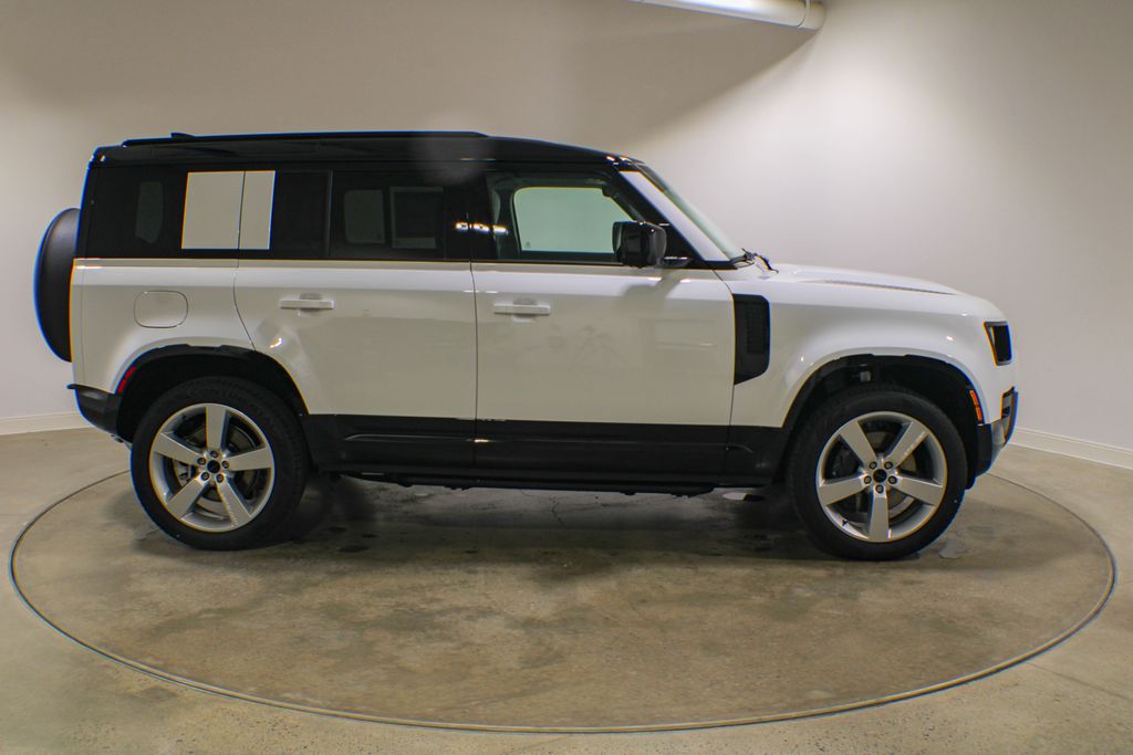 New 2026 White Land Rover X-Dynamic SE image 7