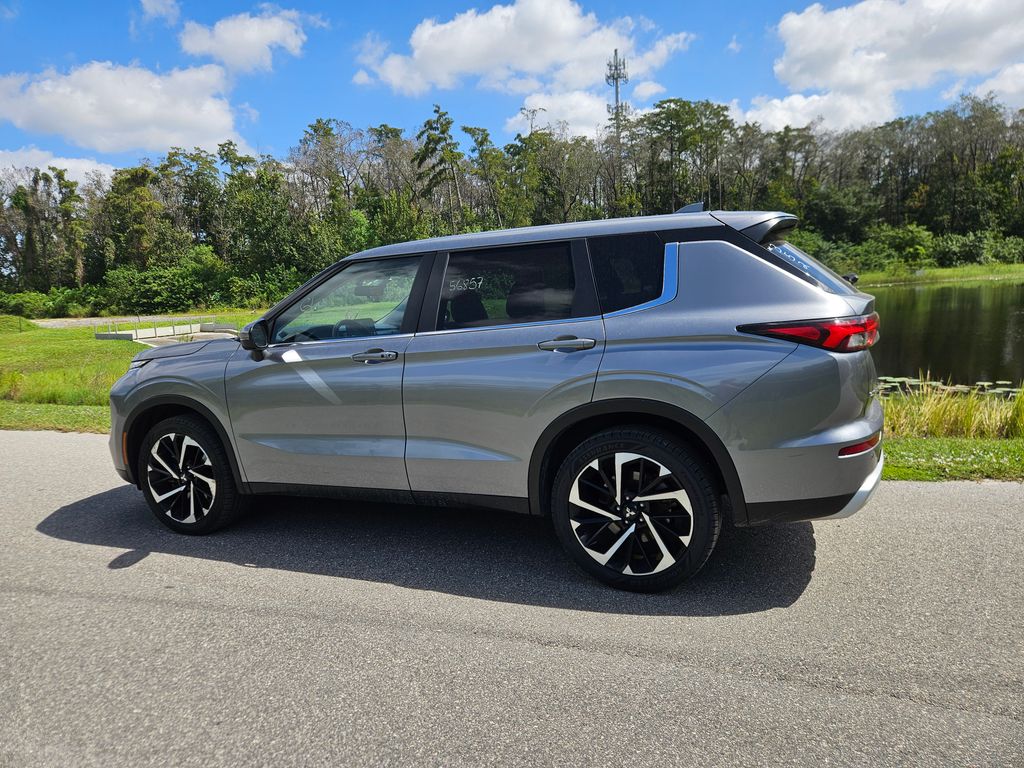 Thumbnail: 2023 Mitsubishi Outlander - 3