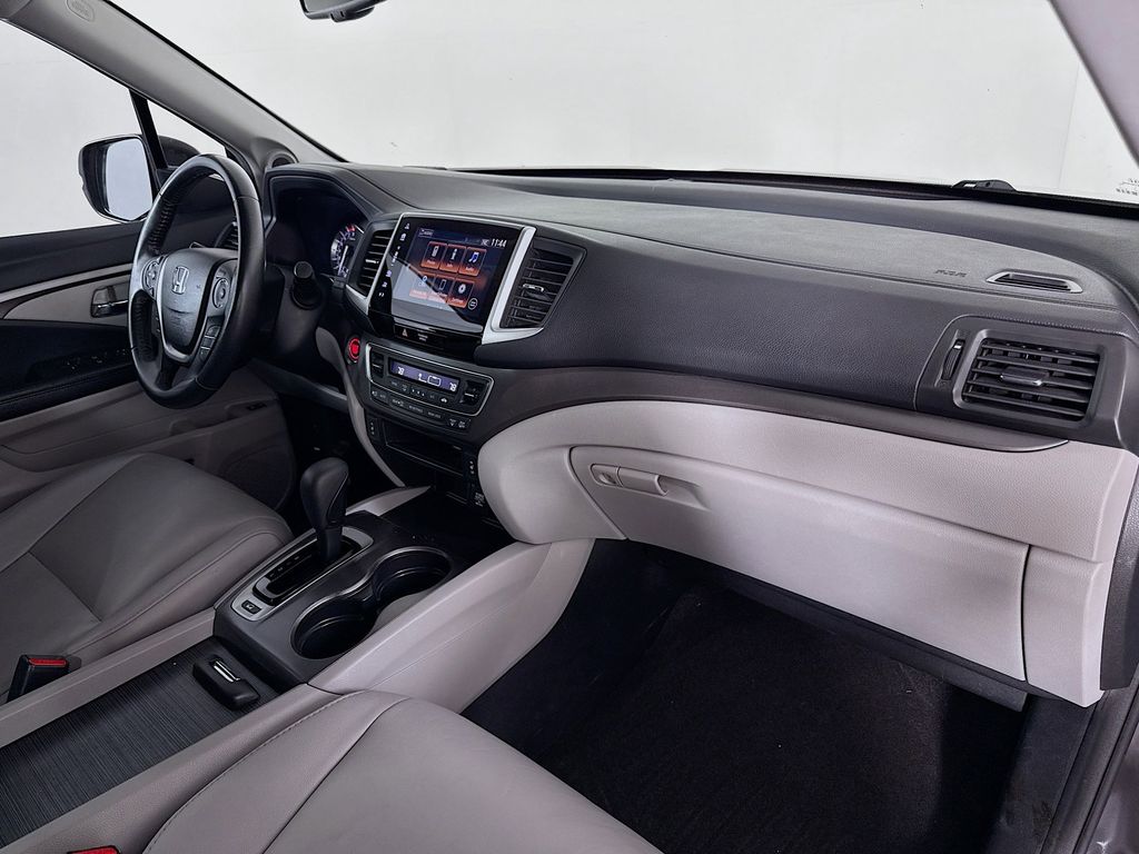 Thumbnail: 2017 Honda Pilot - 28