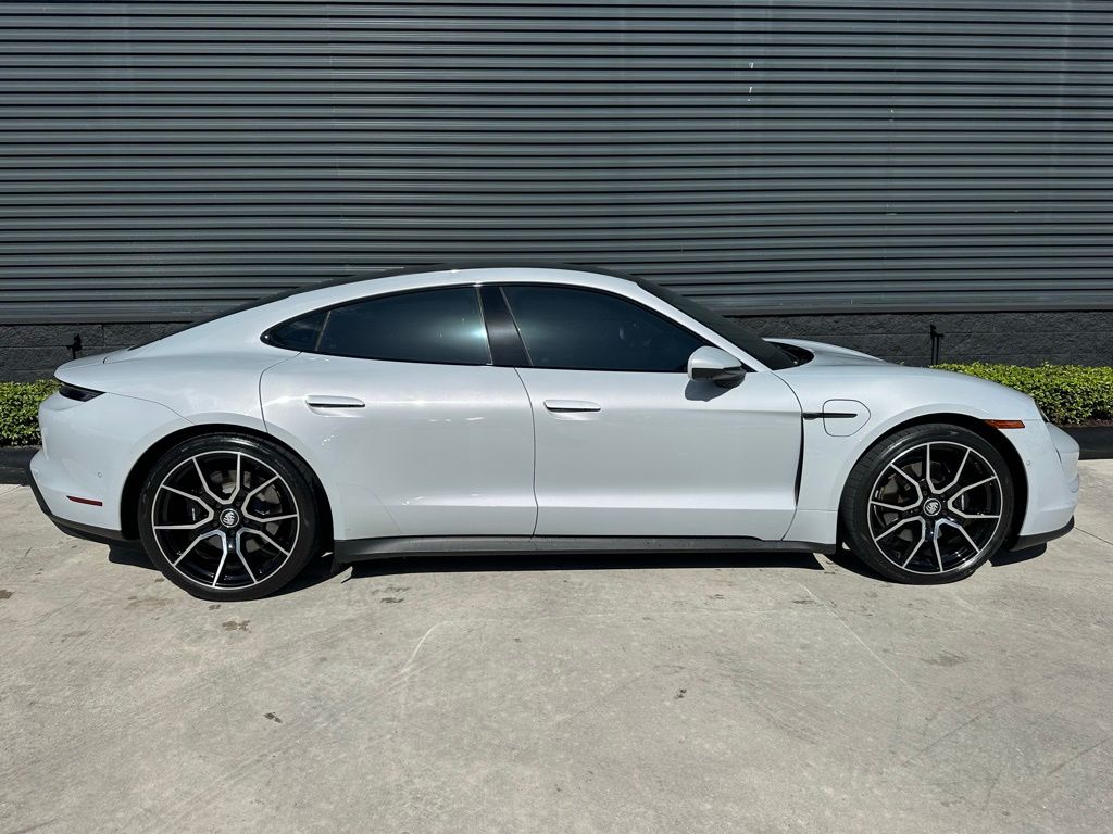 Thumbnail: 2022 Porsche Taycan - 10