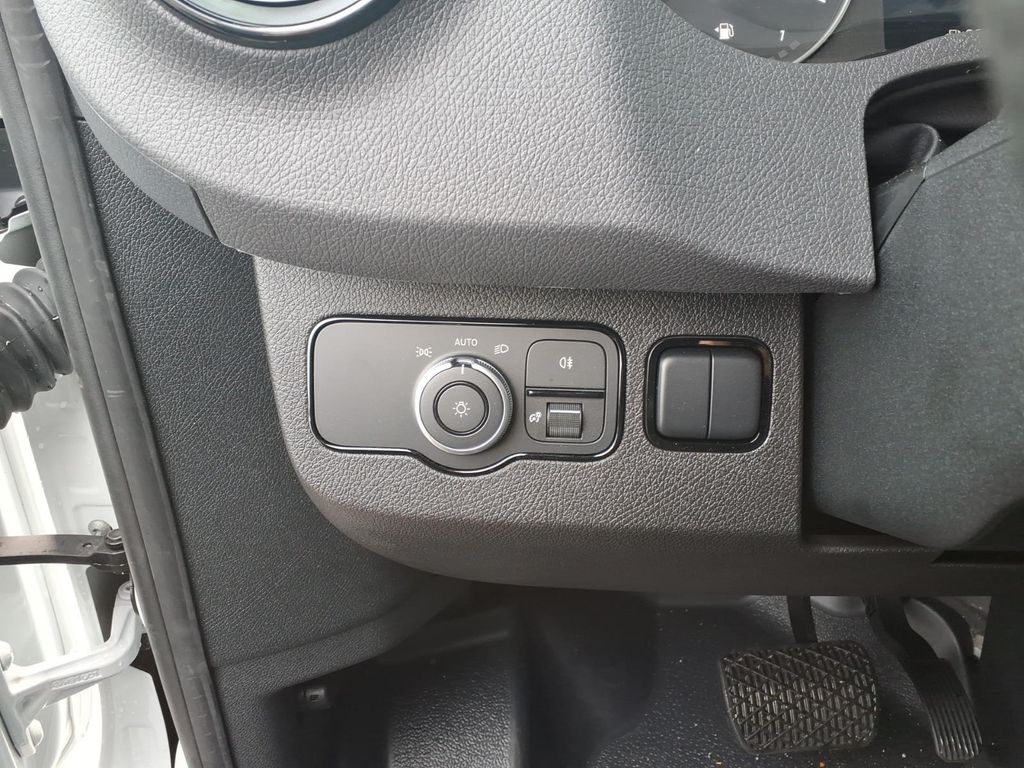 Used 2026  Mercedes-Benz Cargo 144 WB image 17