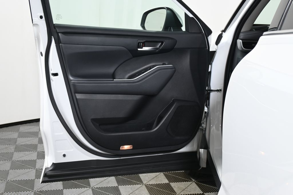 Thumbnail: 2022 Toyota Highlander - 28