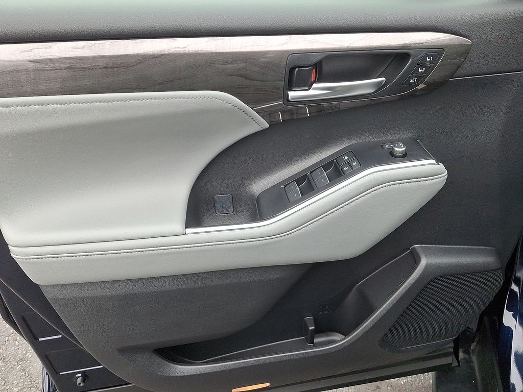 Thumbnail: 2025 Toyota Highlander - 15