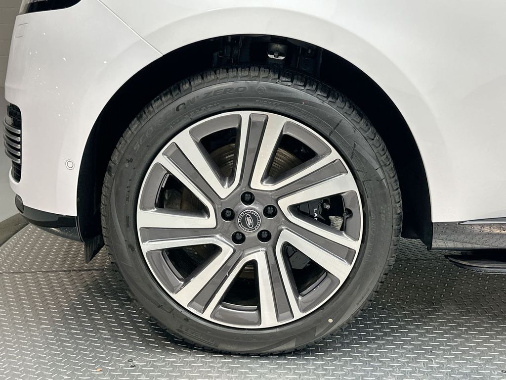 2025 Land Rover Range Rover SV 3