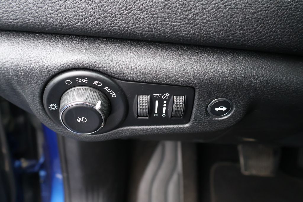 Thumbnail: 2016 Chrysler 200 - 15