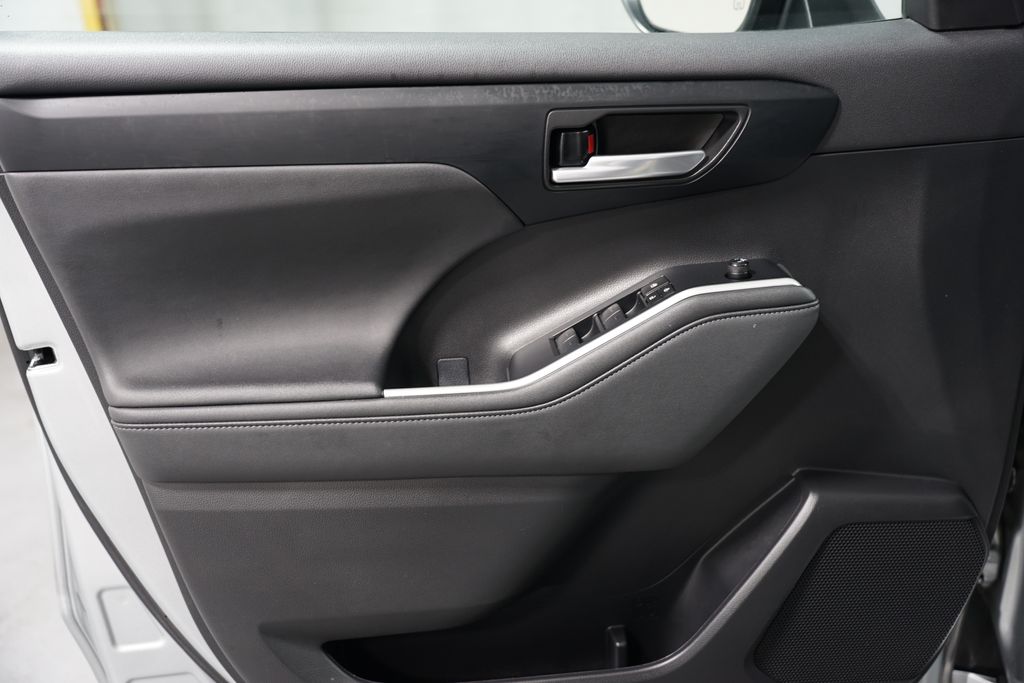 2023 Toyota Highlander XLE 30