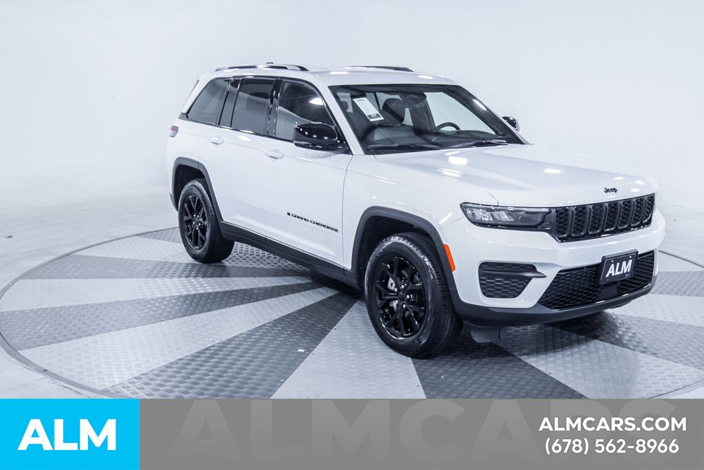 Used 2025 White/off-white Jeep Altitude image 11