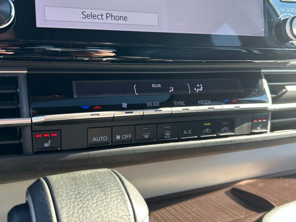 Used 2024  Toyota XLE image 28