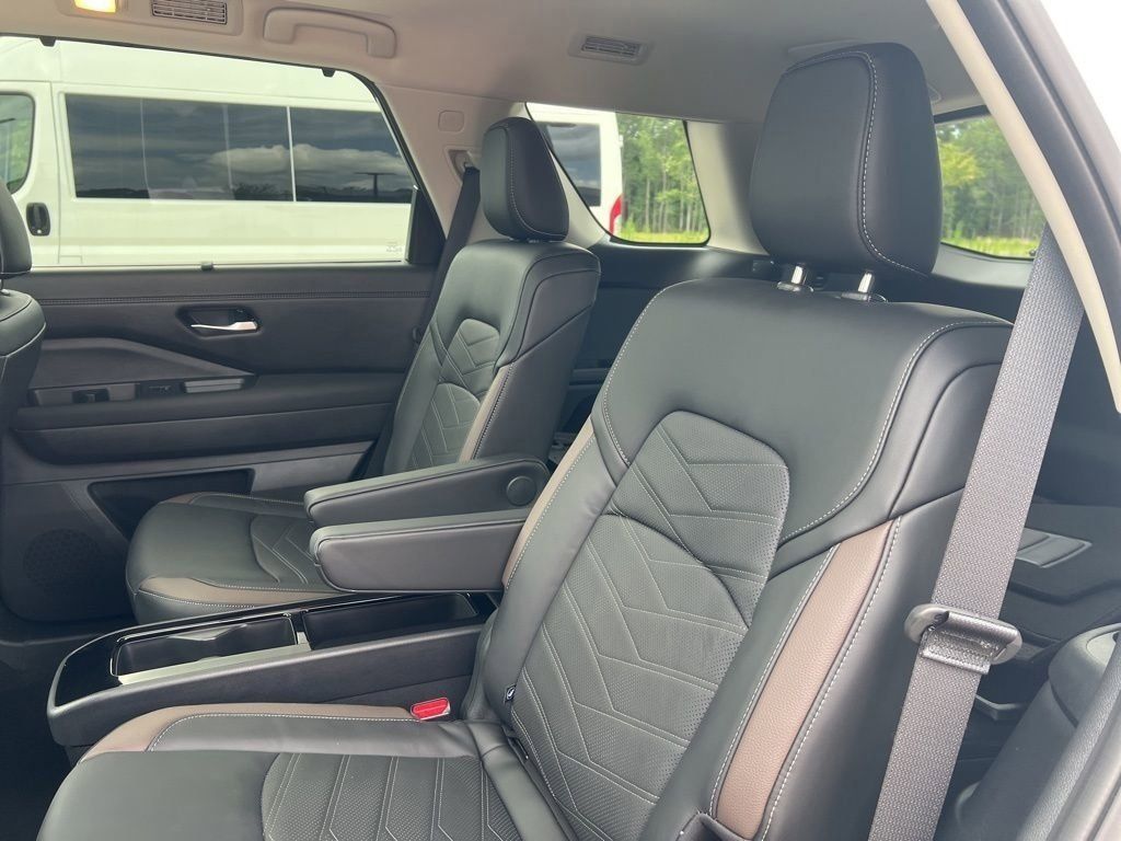 2025 Everest White Pearl Tricoat/Super Black Nissan Pathfinder Platinum FWD SUV