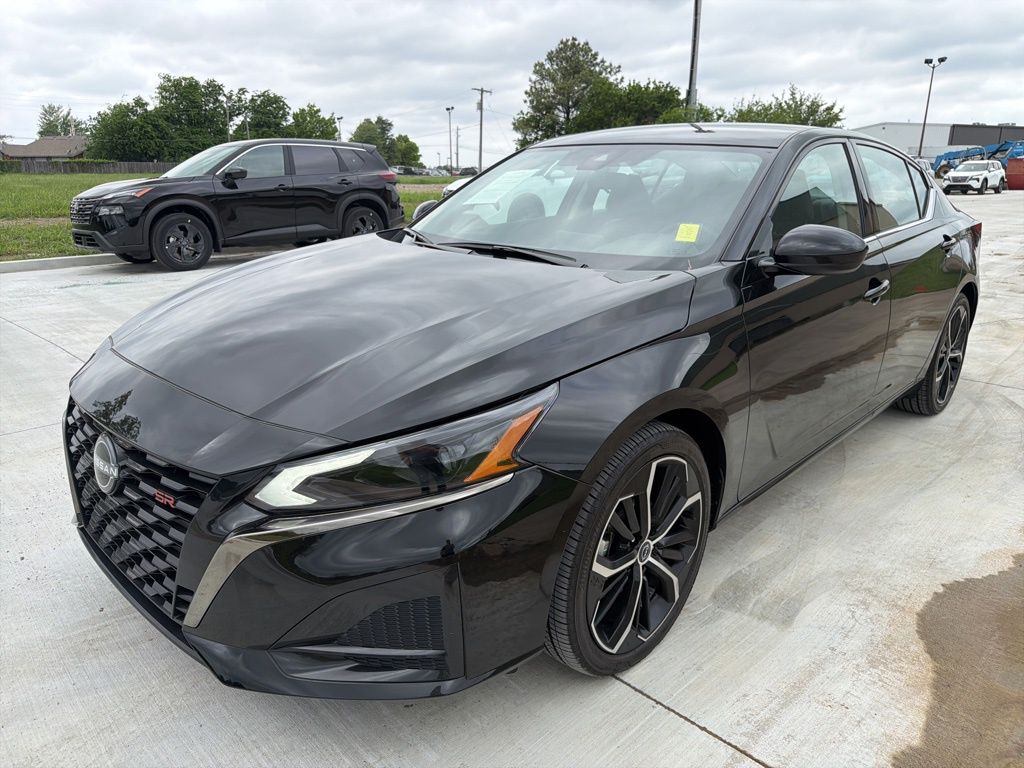 Super Black Clearcoat 2025 Nissan Altima 2.5 SR FWD Sedan Front-Wheel Drive Continuously Variable Transmission