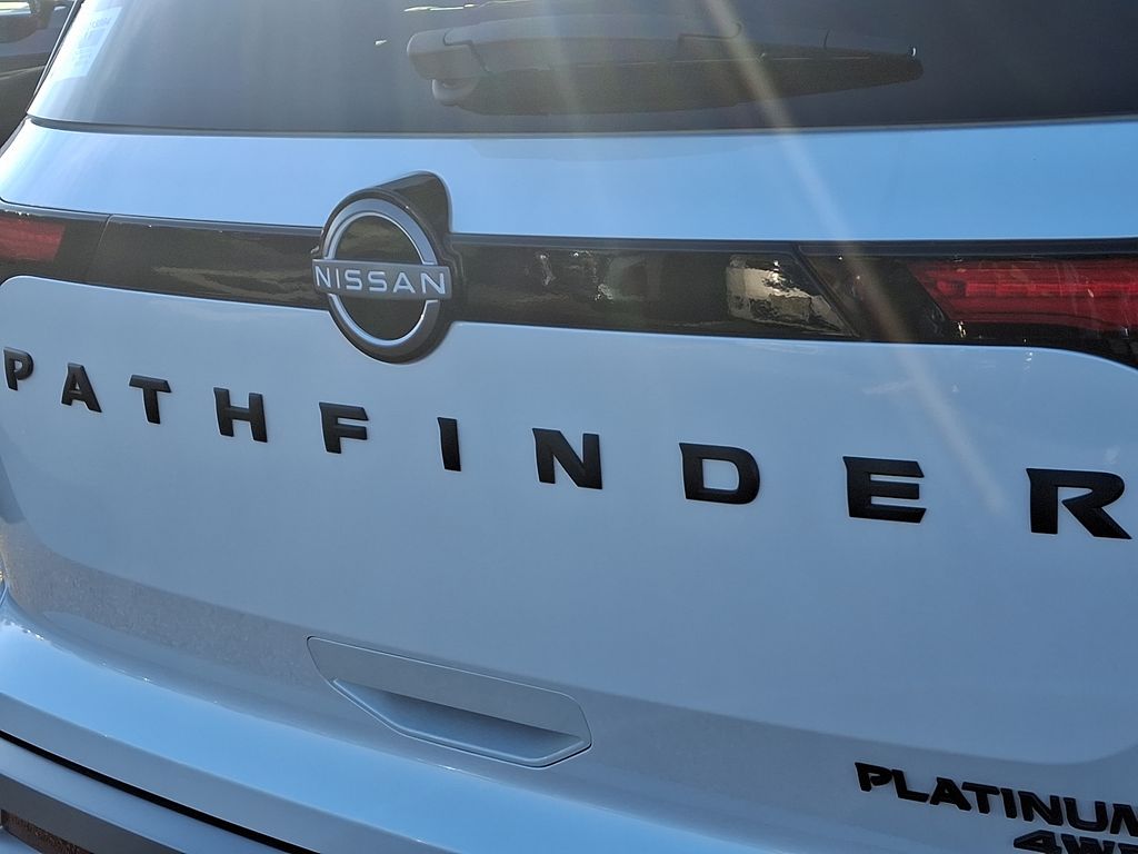 2025 Nissan Pathfinder Platinum 11