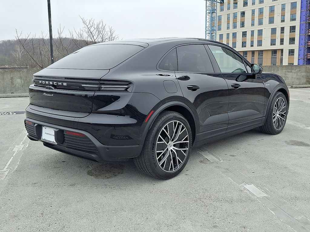 Thumbnail: 2026 Porsche Macan - 8