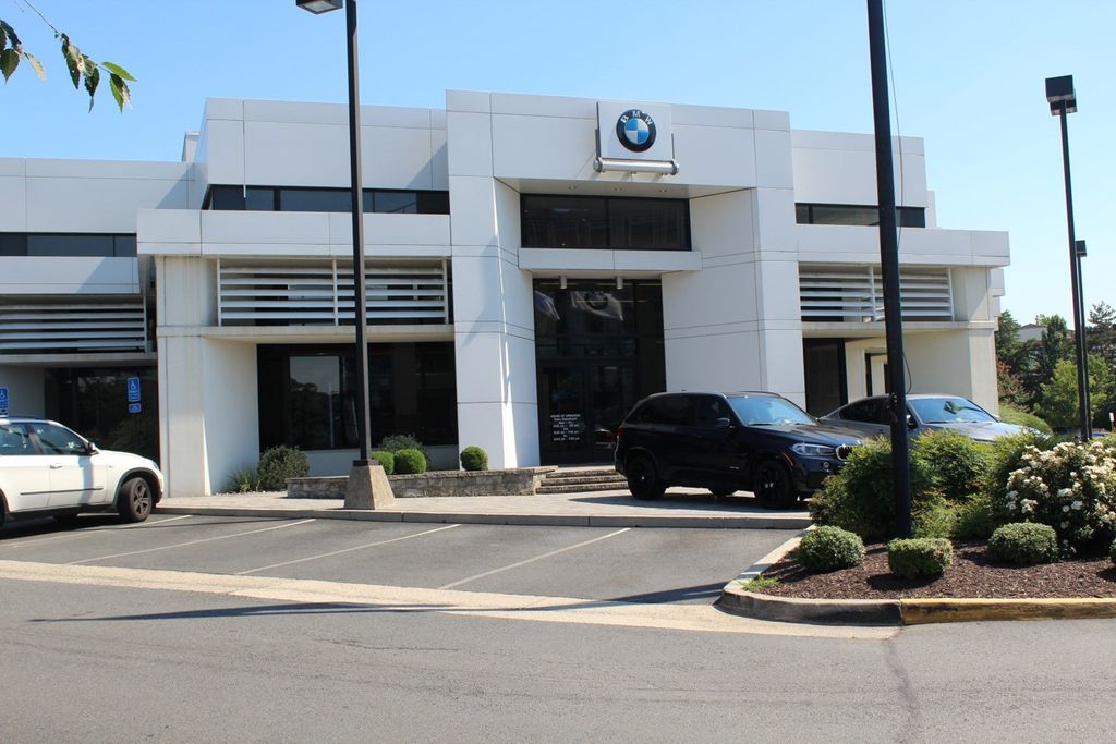 2026 BMW 5 Series 550e - Photo 27