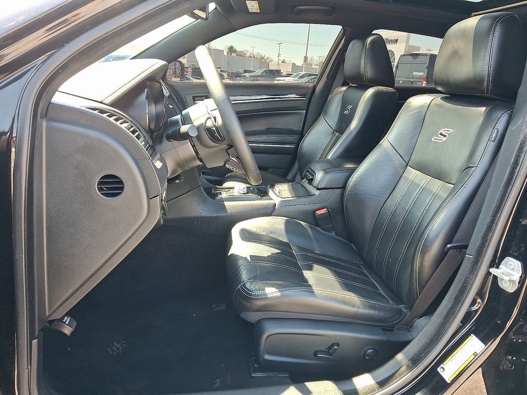 2022 Chrysler 300 — photo 14
